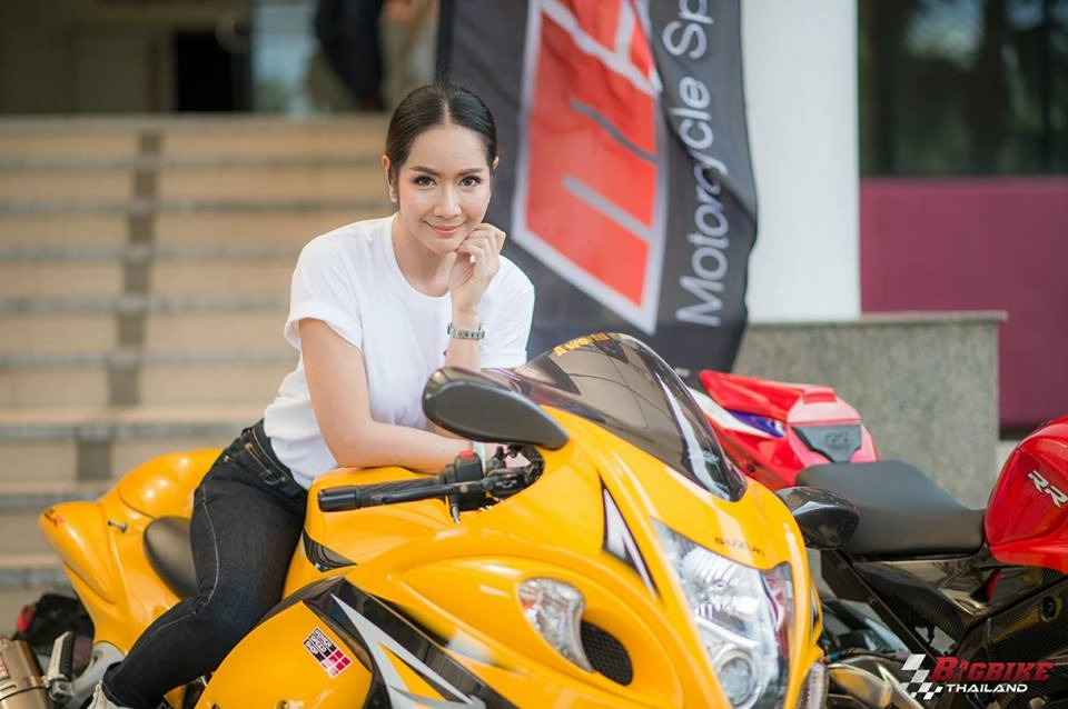 Suzuki hayabusa gsx-r1300 đọ dáng bên hot girl thái