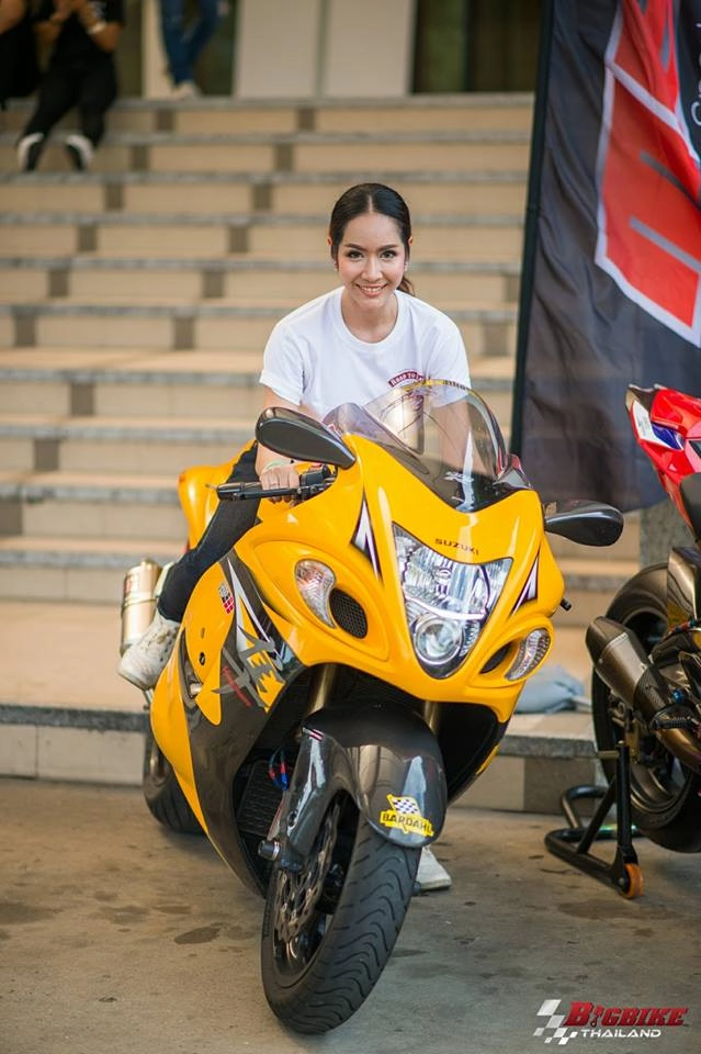 Suzuki hayabusa gsx-r1300 đọ dáng bên hot girl thái