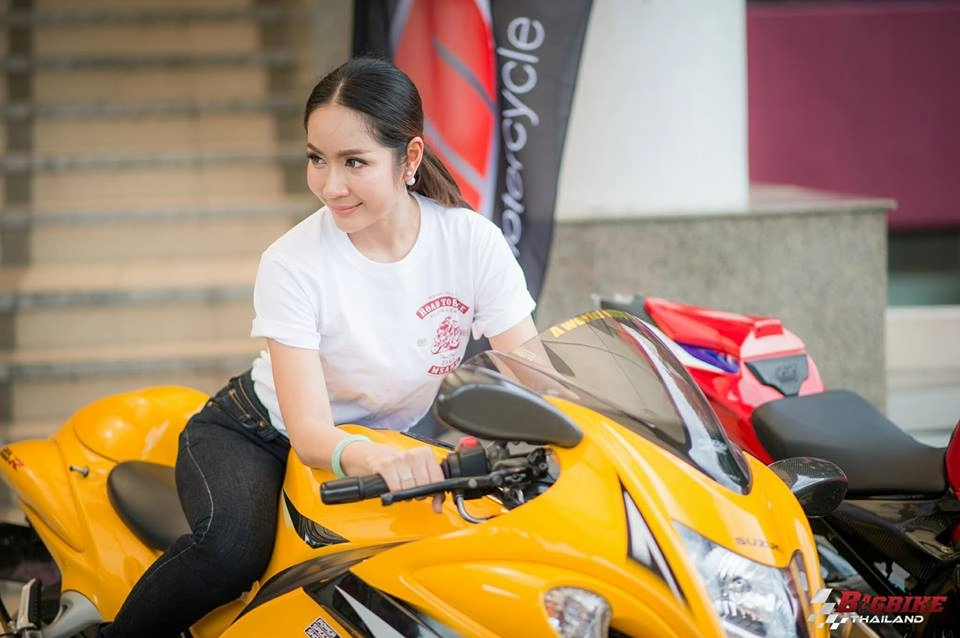 Suzuki hayabusa gsx-r1300 đọ dáng bên hot girl thái