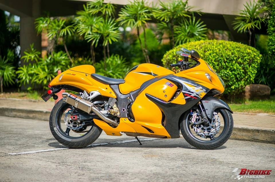 Suzuki hayabusa gsx-r1300 đọ dáng bên hot girl thái