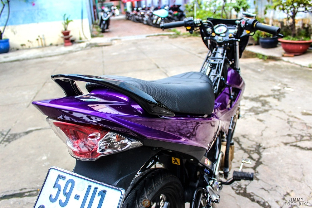 Suzuki raider lột xác với tone màu deep violet tại showroom 2banhvn