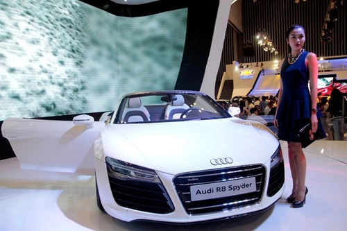 Tăng thanh hà cầm lái siêu xe audi r8 v10 mui trần