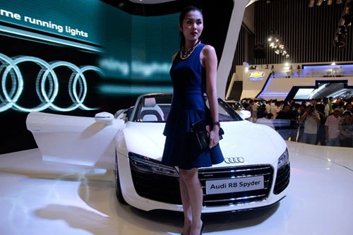 Tăng thanh hà cầm lái siêu xe audi r8 v10 mui trần