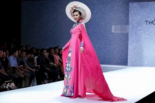 Thanh hằng đội mấn 5kg ấn tượng trên sàn catwalk