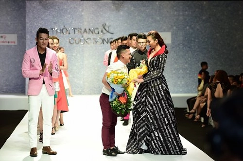 Thanh hằng đội mấn 5kg ấn tượng trên sàn catwalk