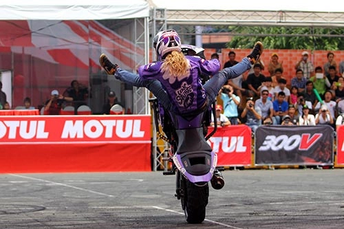 Thót tim với màn biểu diễn của nữ stunter người mỹ