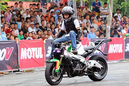 Thót tim với màn biểu diễn của nữ stunter người mỹ