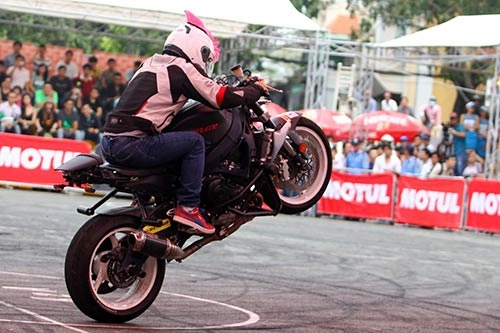 Thót tim với màn biểu diễn của nữ stunter người mỹ