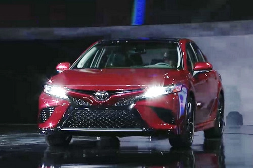 Toyota camry 2018 trẻ trung đến bất ngờ