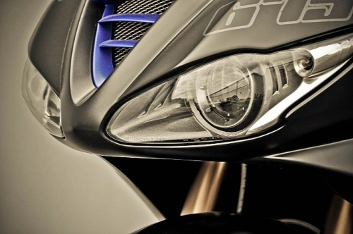  triumph daytona 675 đen mờ huyền bí 