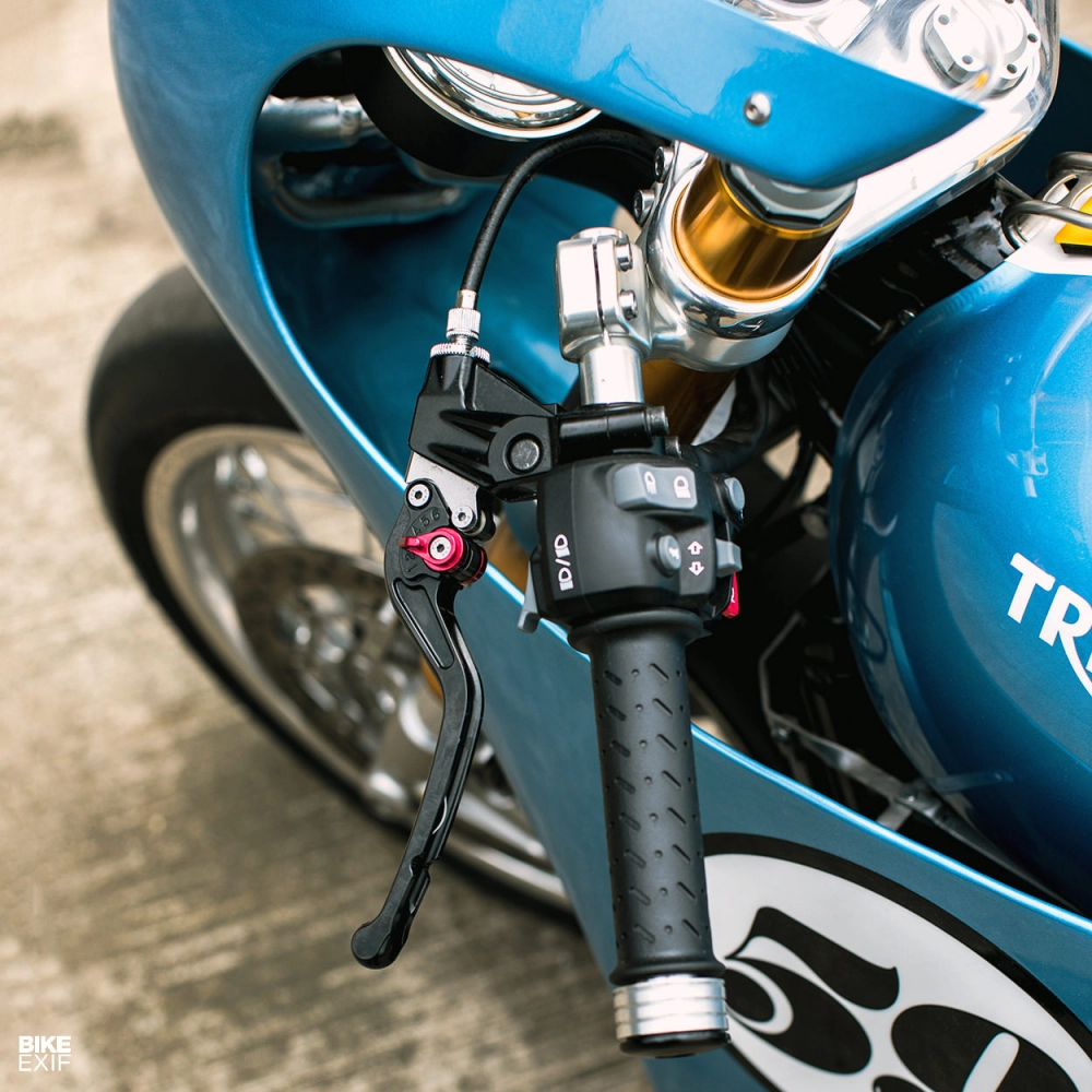 Triumph thruxton trang bị động cơ supercharged với tên gọi phantom blaze