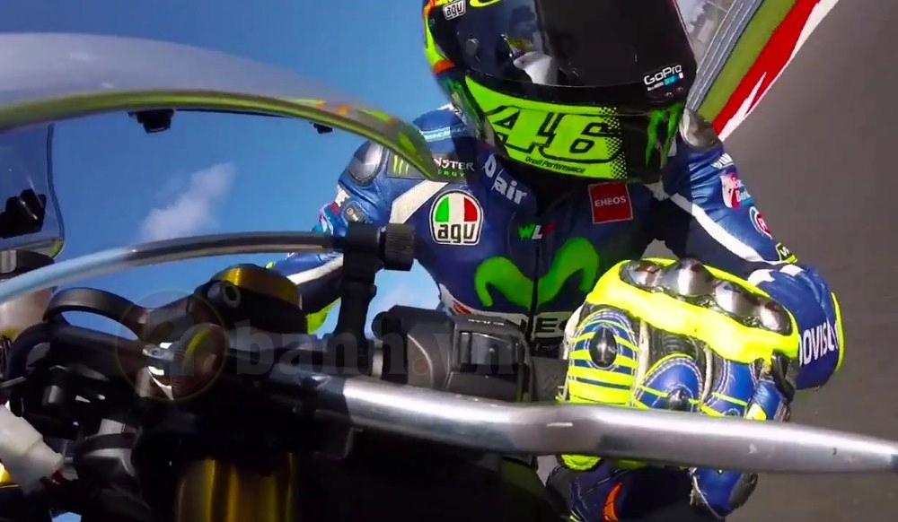 Valentino rossi chạy thử chiếc r1m khi chưa hồi phục tình trạng sức khoẻ