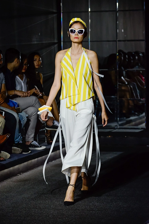 Vóc dáng một con hh diễm hương vẫn tự tin catwalk