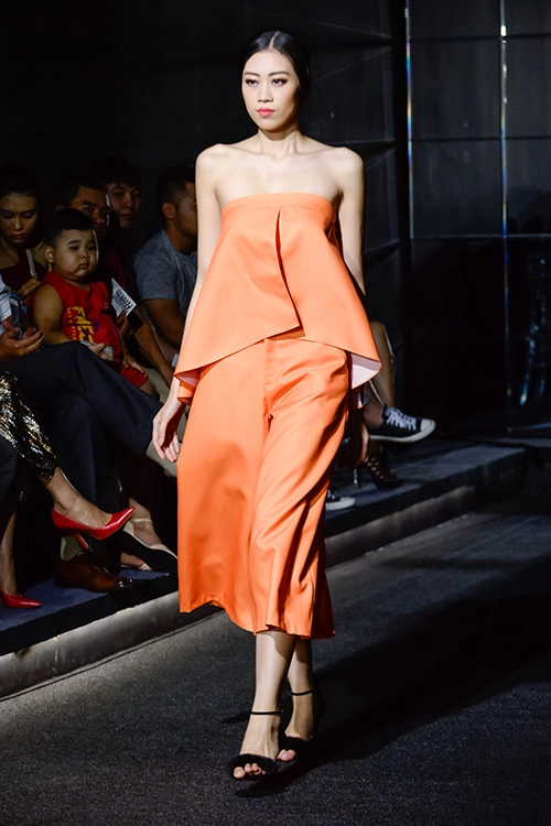 Vóc dáng một con hh diễm hương vẫn tự tin catwalk