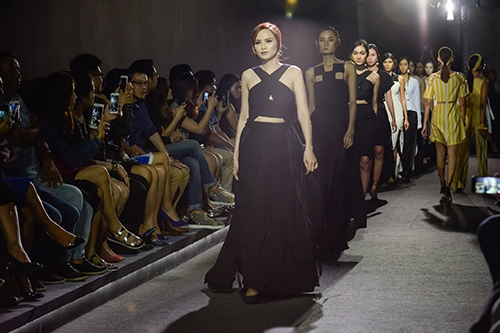 Vóc dáng một con hh diễm hương vẫn tự tin catwalk