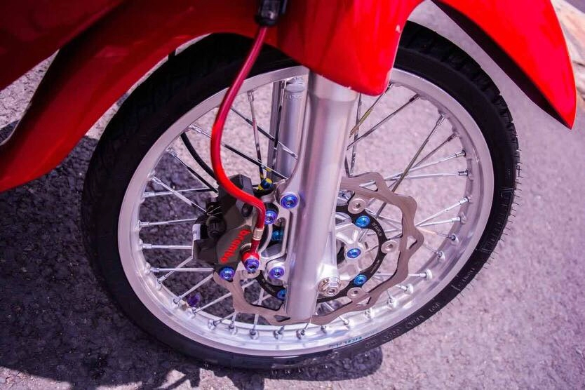 Wave đỏ chứng tỏ dân chơi và cùm phanh hàng hiệu brembo