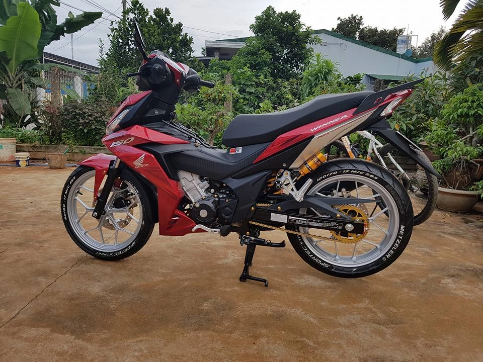 Winner 150cc lộ ảnh tắm dưới vòi nước khoe thân táo bạo