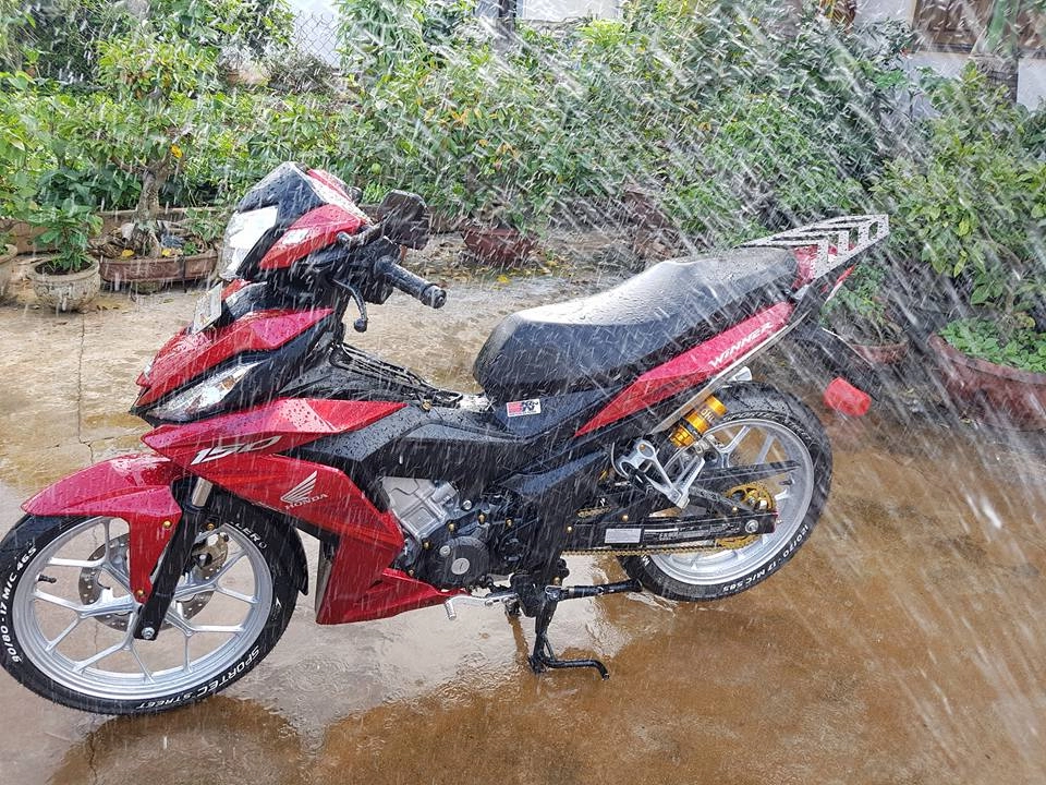 Winner 150cc lộ ảnh tắm dưới vòi nước khoe thân táo bạo