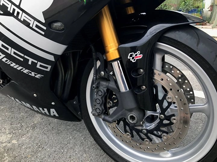 Yamaha r1 cứng ngắc bên bộ cánh đen tem đấu pramac