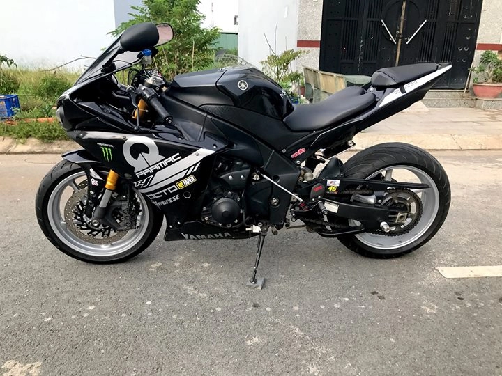 Yamaha r1 cứng ngắc bên bộ cánh đen tem đấu pramac