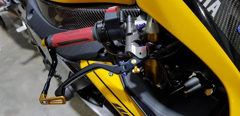 Yamaha r1 độ nổi bật với tông màu yellow sporty