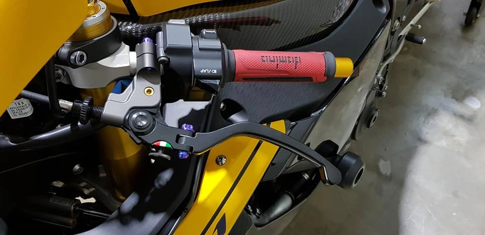 Yamaha r1 độ nổi bật với tông màu yellow sporty