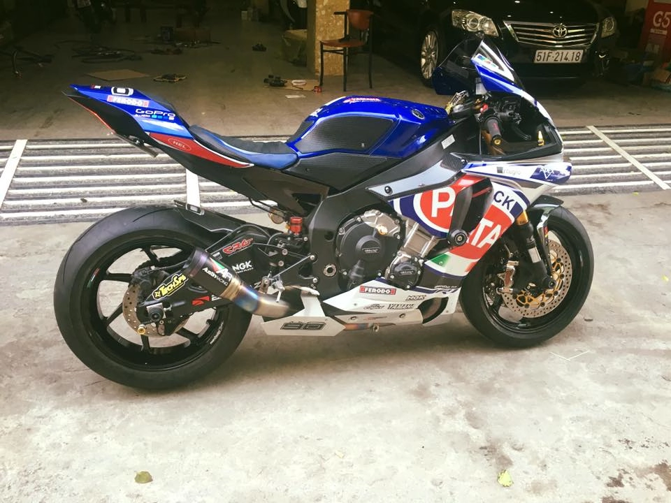 Yamaha r1 phong cách đội đua pata đầy đồ chơi