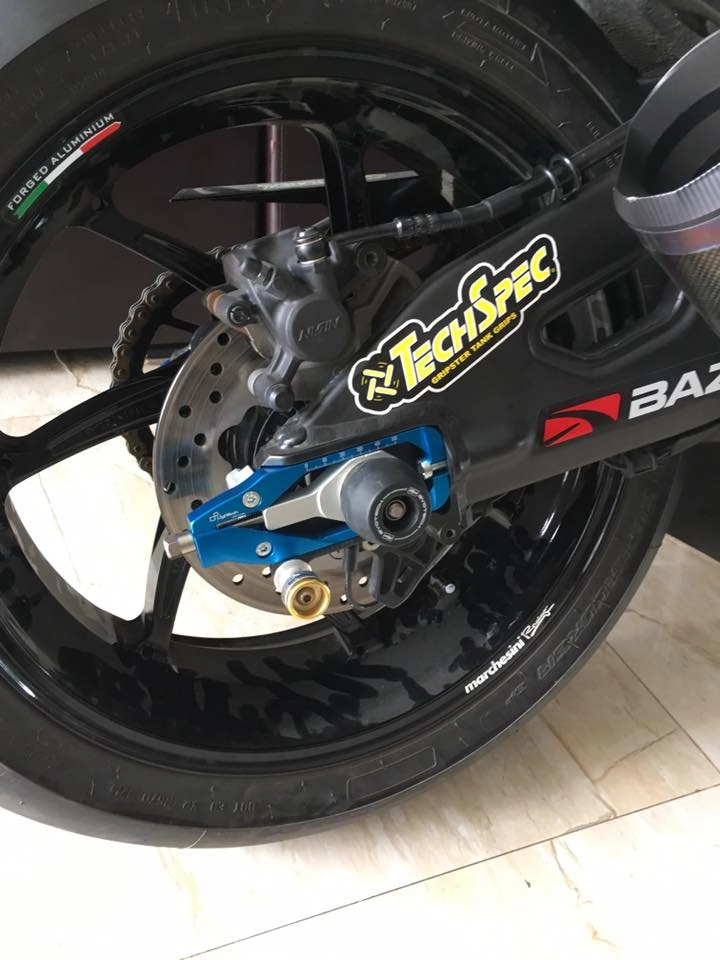 Yamaha r1 phong cách đội đua pata đầy đồ chơi