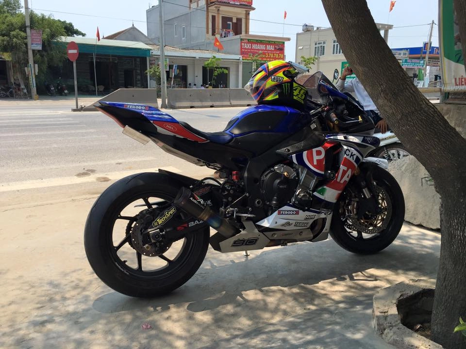 Yamaha r1 phong cách đội đua pata đầy đồ chơi