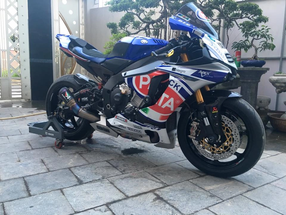 Yamaha r1 phong cách đội đua pata đầy đồ chơi