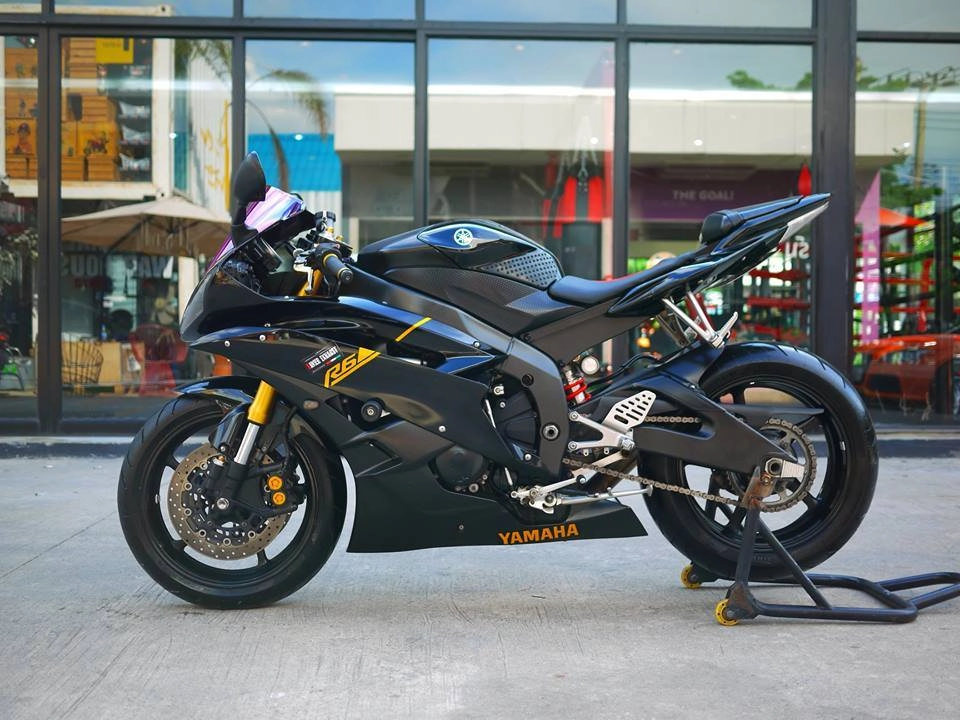 Yamaha r6 ngựa hoang khó thuần trong loạt ảnh đen không tỳ vết